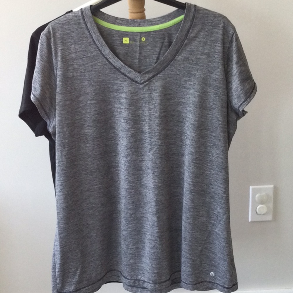 Xersion v-neck top